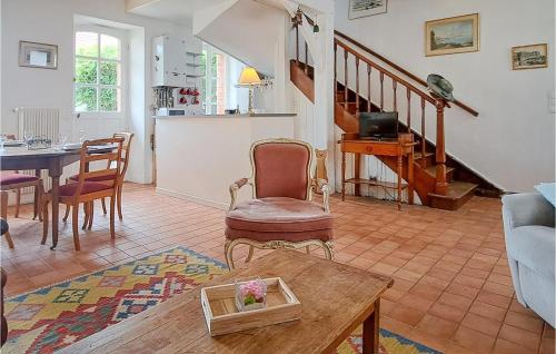 un salon avec une table et une salle à manger dans l'établissement Awesome Home In Saint-Jean-Le-Thomas, à Saint-Jean-le-Thomas