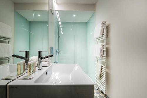 Top City Center Apartments location next to Lion Monument photo 3