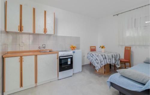 2 Bedroom Cozy Apartment In Crikvenica