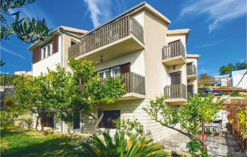 Beautiful Apartment In Podstrana