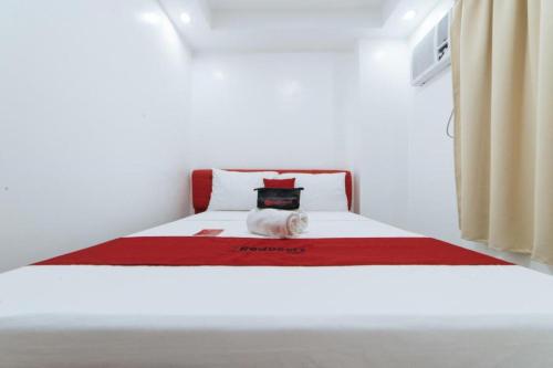 Postel nebo postele na pokoji v ubytování RedDoorz at DBuilders Rooms Bangkal Makati