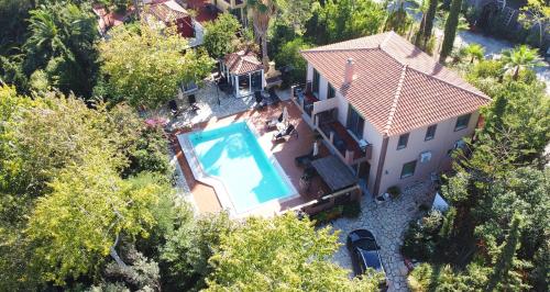 Bazén v ubytování Okeanis Apartments & Suites Adults Only nebo v jeho okolí