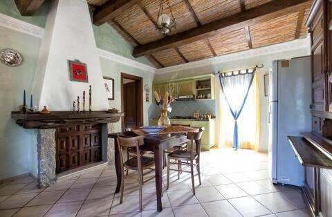 eine Küche mit Tisch und Stühlen in einem Zimmer in der Unterkunft Stazzu Martina in Trinità dʼAgultu