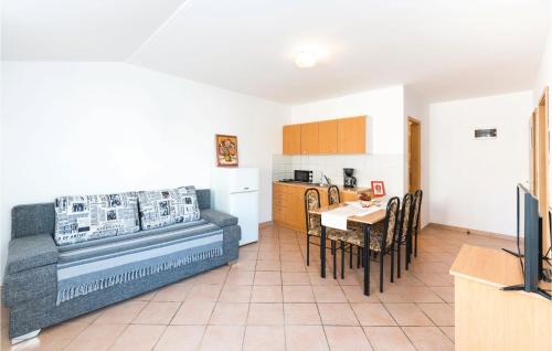 Kuchyň nebo kuchyňský kout v ubytování 1 Bedroom Cozy Apartment In Vidalici