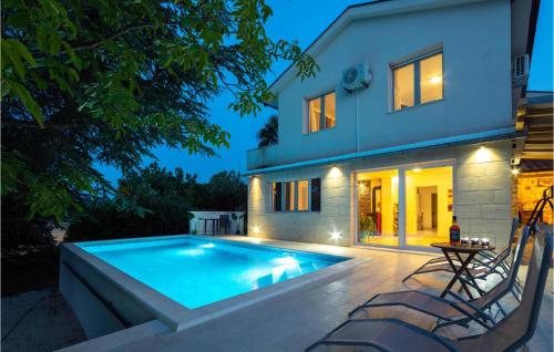 een zwembad voor een huis bij Cozy Home In Kamenmost With Sauna in Kamenmost