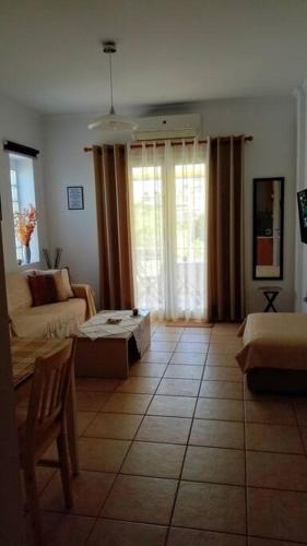 QUIET NEW Apartment-5' to the beach, 15' to center