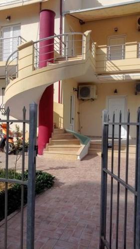 QUIET NEW Apartment-5' to the beach, 15' to center