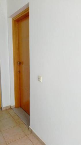 QUIET NEW Apartment-5' to the beach, 15' to center