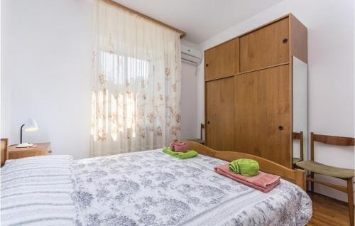 Ένα ή περισσότερα κρεβάτια σε δωμάτιο στο Cozy Apartment In Lovrecica With Wifi