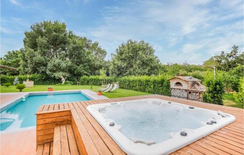 Bazén v ubytování Beautiful Home In Castiglion Fiorentino nebo v jeho okolí