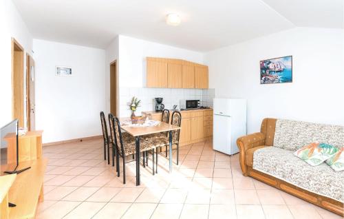 Kuchyň nebo kuchyňský kout v ubytování Cozy Apartment In Vidalici With Wifi