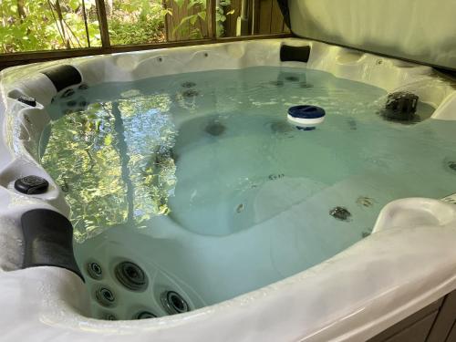 Φωτογραφία από το άλμπουμ του Rock Stalls Lodge Hocking Hills σε Logan