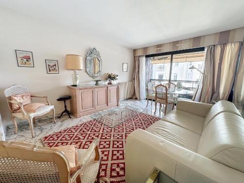 un salon avec un canapé et une table dans l'établissement Luxury 1 bedroom Jardins Croisette 5 mins Croisette 265, à Cannes