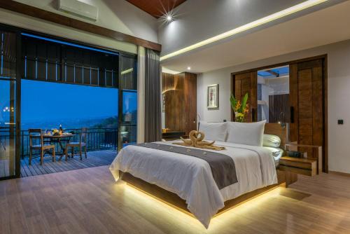 una camera da letto con un letto grande e un balcone di Villa Lovina Hill Paradise 2 - Unwind in luxury, where LOVE meets paradise! a Temukus