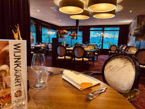 a dining room with a table and chairs and a restaurant at Longstay Achterhoek in Zeddam