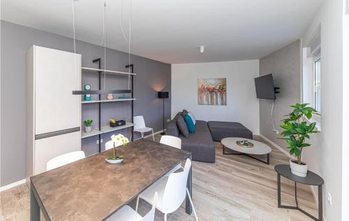 Gorgeous Apartment In Okrug Gornji With Wifi