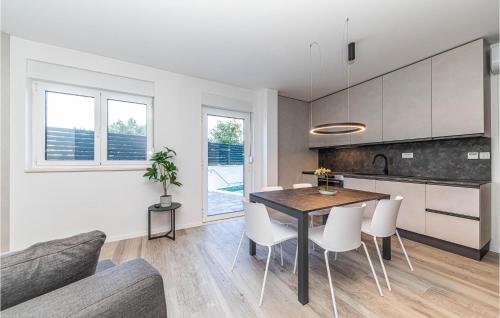 Gorgeous Apartment In Okrug Gornji With Wifi