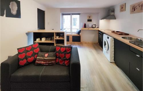 un salon avec un canapé et une cuisine dans l'établissement Amazing Apartment In Bessan With Wifi, à Bessan