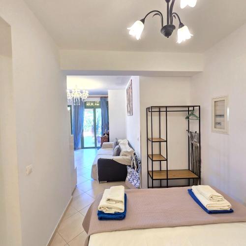 Katil atau katil-katil dalam bilik di Okeanis Apartments & Suites Adults Only