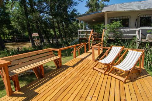 twee stoelen en een bank op een houten terras bij Quinta isleña Monte Blanco - Pileta - Domingos Checkout 17 hs in Tigre