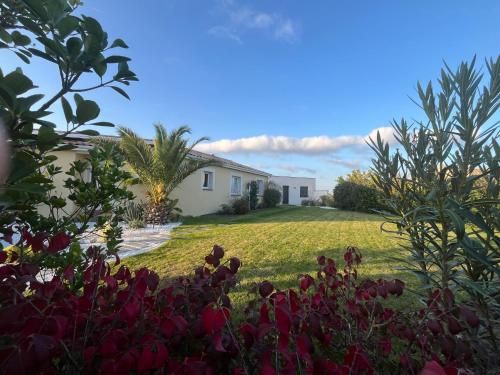Taman di luar L Aparté d'Eliette En pleine nature à 10 mn du MEETT, 15 mn de l aéroport