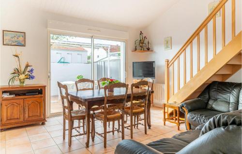 - un salon avec une table à manger et des chaises dans l'établissement Beautiful Home In La Faute Sur Mer, à La Faute-sur-Mer