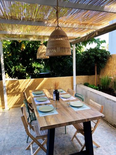 une table en bois avec des chaises et une table dans l'établissement U Fiume - Appartement 5 personnes, à San-Martino-di-Lota