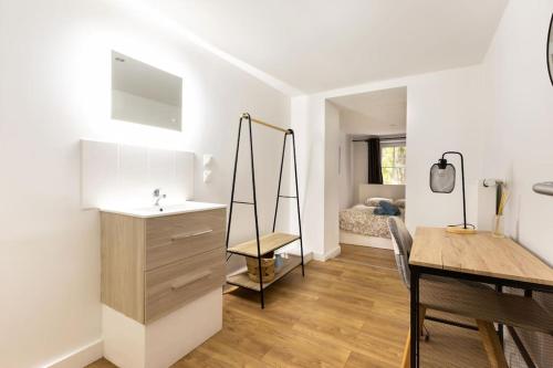 La salle de bains est pourvue d'un lavabo et d'un bureau. dans l'établissement La Marcquoise, tramway Acacia 6 ch 5 sdb, à Marcq-en-Barœul