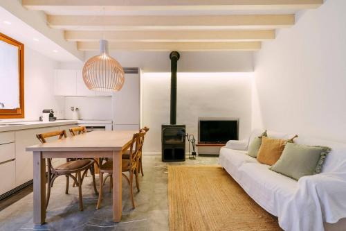 a kitchen and living room with a table and a couch at Casa Rei Sanxo, 8A in Valldemossa