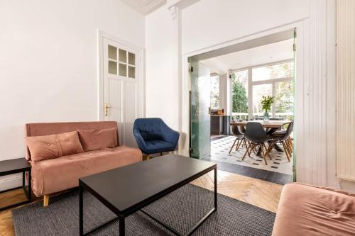 un salon avec un canapé et une table dans l'établissement La Marcquoise, tramway Acacia 6 ch 5 sdb, à Marcq-en-Barœul