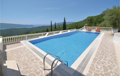 Bazén v ubytování Awesome Home In Herceg Novi With Wifi nebo v jeho okolí