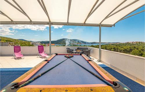 un tavolo da biliardo sul balcone di una casa di Nice Home In Rogoznica a Podglavica