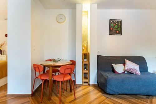 une pièce avec une table et un lit et une table et des chaises dans l'établissement Le jardin de l'hyser, à Strasbourg