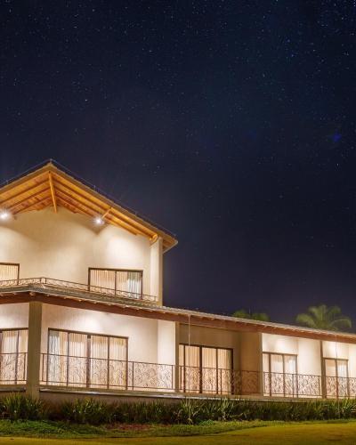 a building at night with the stars in the sky at Pousada Terramare in Guapé