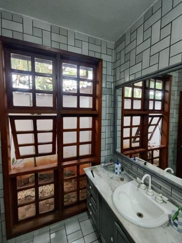 Koupelna v ubytování Chácara 5 suítes e piscina em Cabreúva