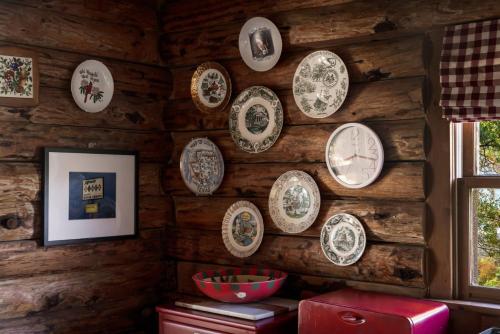 Fotografie z fotogalerie ubytování Riverfront Log Cabin w Fireplace Grill & Fire Pit v destinaci Paw Paw