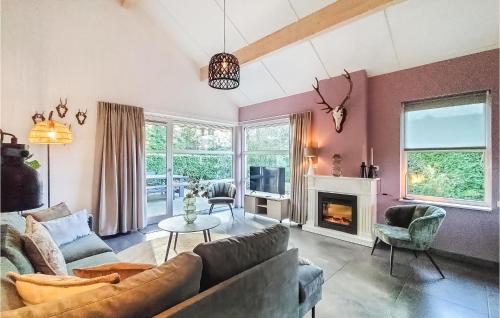 Una sala de estar con un sofá y una chimenea. en Amazing Home In Putten With Wifi, en Putten