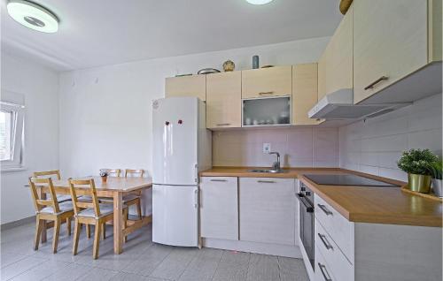 Dapur atau dapur kecil di 3 Bedroom Nice Home In Donji Zvecaj