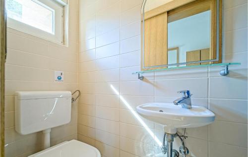 Bilik mandi di 3 Bedroom Nice Home In Donji Zvecaj