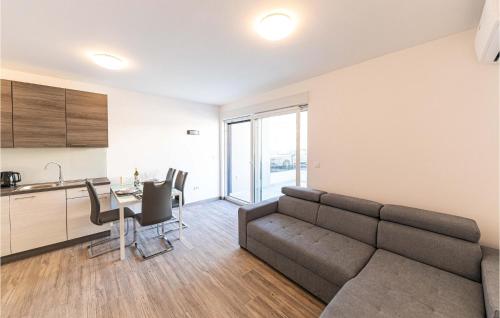 1 Bedroom Cozy Apartment In Seget Donji