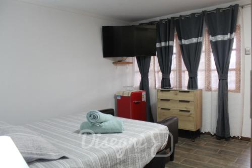 Postel nebo postele na pokoji v ubytování Hostal Cristina, Central Caldera, Habitación Privada Disegni 11-12