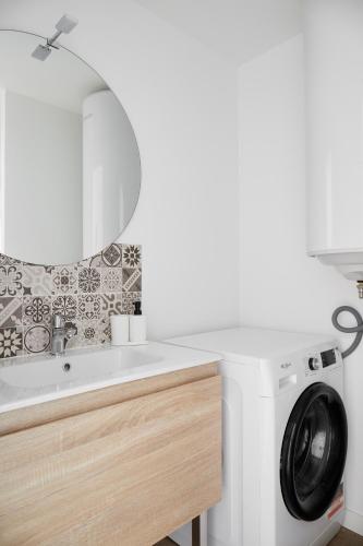 une salle de bain avec un lavabo et une machine à laver dans l'établissement Le Grand Bleu - Wifi fibre/Linge/Accès cour, à Saint-Mars-la-Jaille