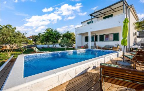 Bazén v ubytovaní 4 Bedroom Beautiful Home In Raslina alebo v jeho blízkosti