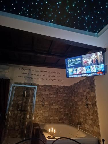 a sign on a ceiling with stars on it at Le 10&10 SPA idromassaggio in camera Nepi VT in Nepi