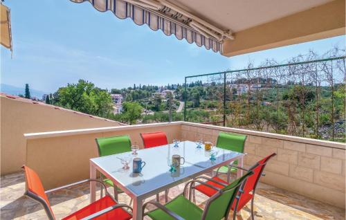 Balkón nebo terasa v ubytování Three-Bedroom Holiday Home In Sutivan