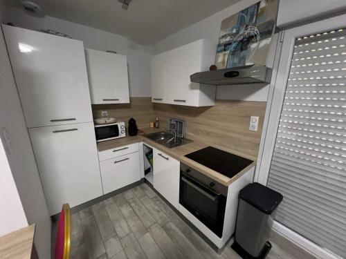 Nhà bếp/bếp nhỏ tại Appartement lumineux à 25min de Mulhouse et Colmar
