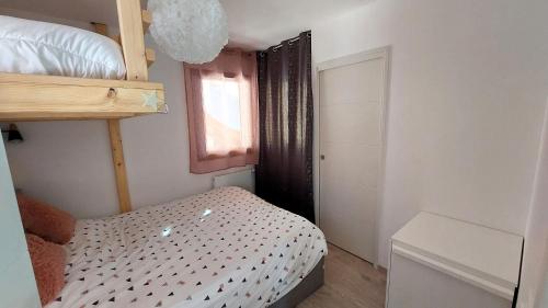 - une petite chambre avec des lits superposés et une fenêtre dans l'établissement Large new T2 with terrace le dahu perché, au Monêtier-les-Bains