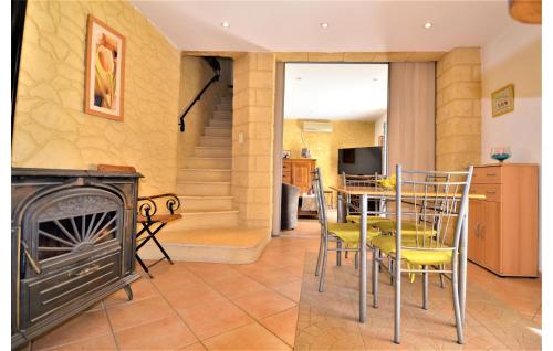 - un salon avec une cheminée, une table et des chaises dans l'établissement Amazing Home In Le Pin With Wifi, à Le Pin