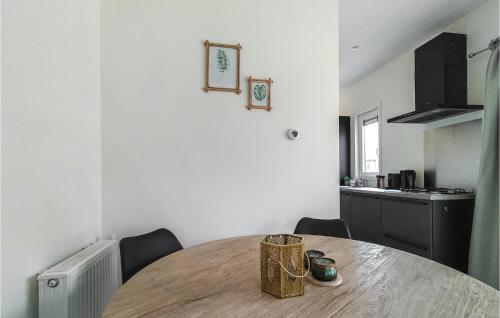 a dining room with a table and a kitchen at Nice Home In Heinkenszand With Wifi in Heinkensand