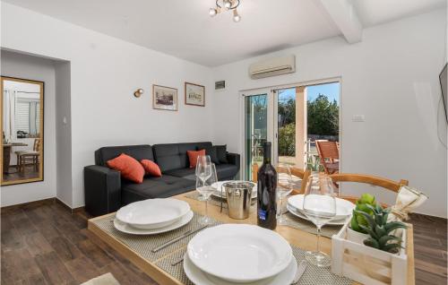 Posezení v ubytování Gorgeous Apartment In Cres With Wifi